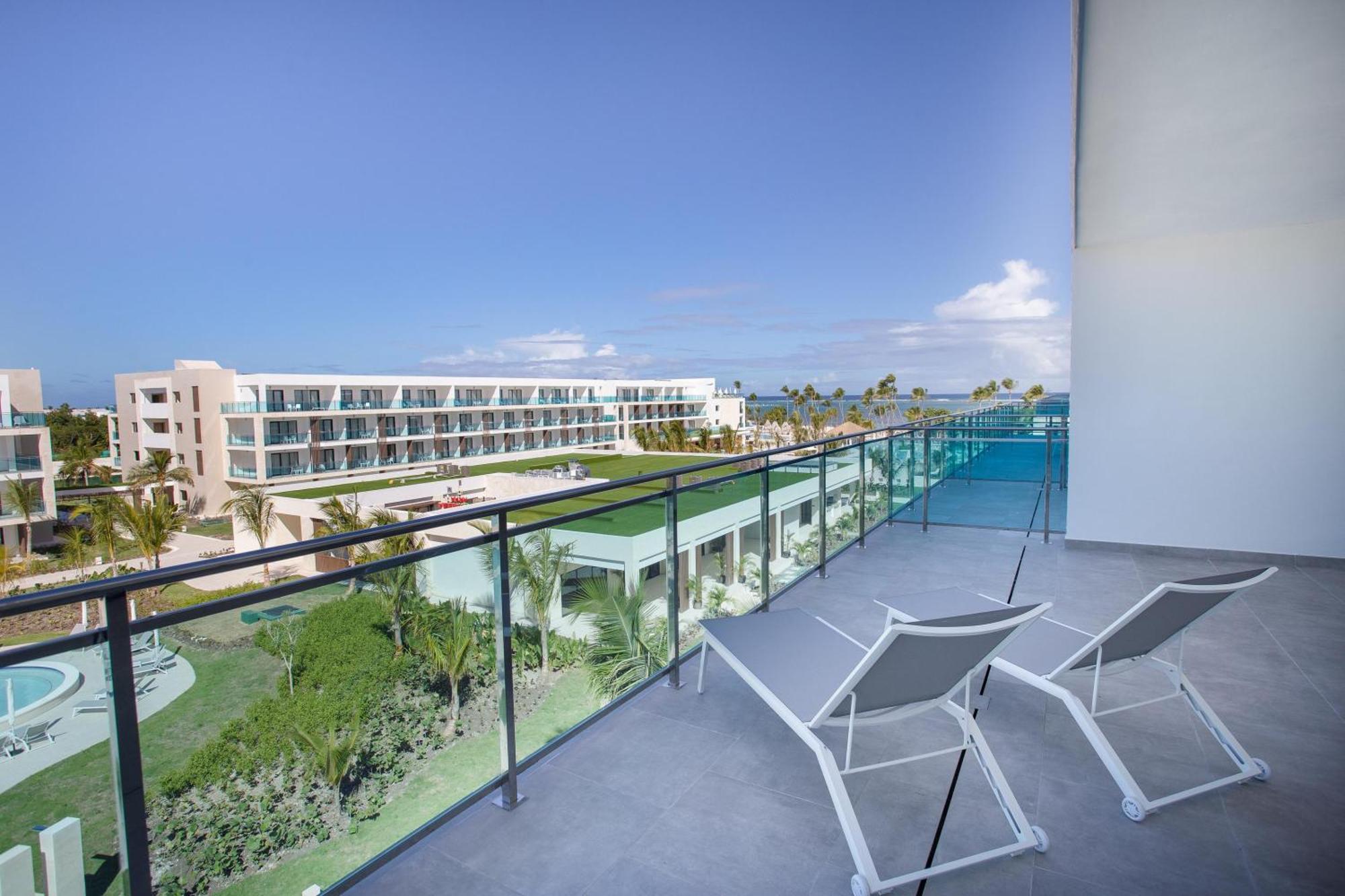 Serenade Punta Cana Beach & Spa Resort Exterior photo Balcony view